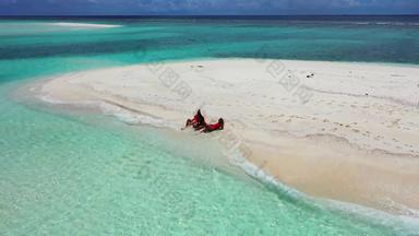 年轻的微笑女士们假期有趣的海滩清洁白色沙子蓝色的背景